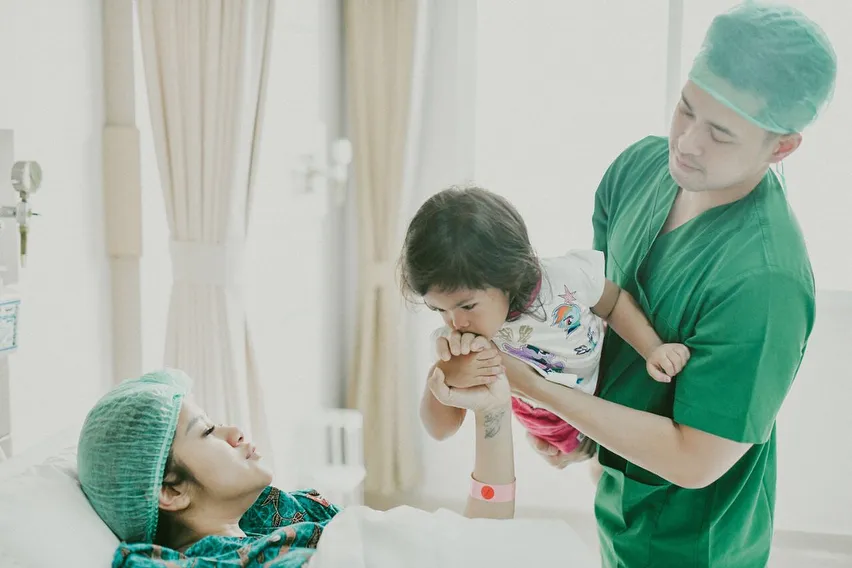 Olla Ramlan melahirkan di hari Jumat. 姆nstagram.com/ollaramlan