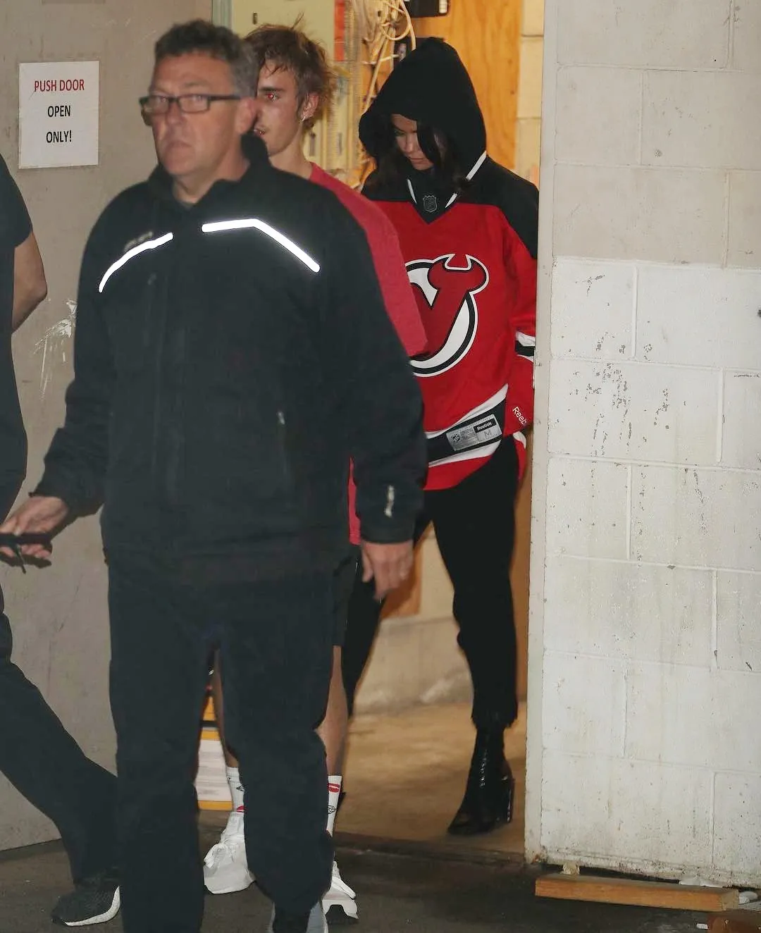 Selena Gomez dan Justin keluar bersama usai pertandingan hockey © dailymail.co.uk