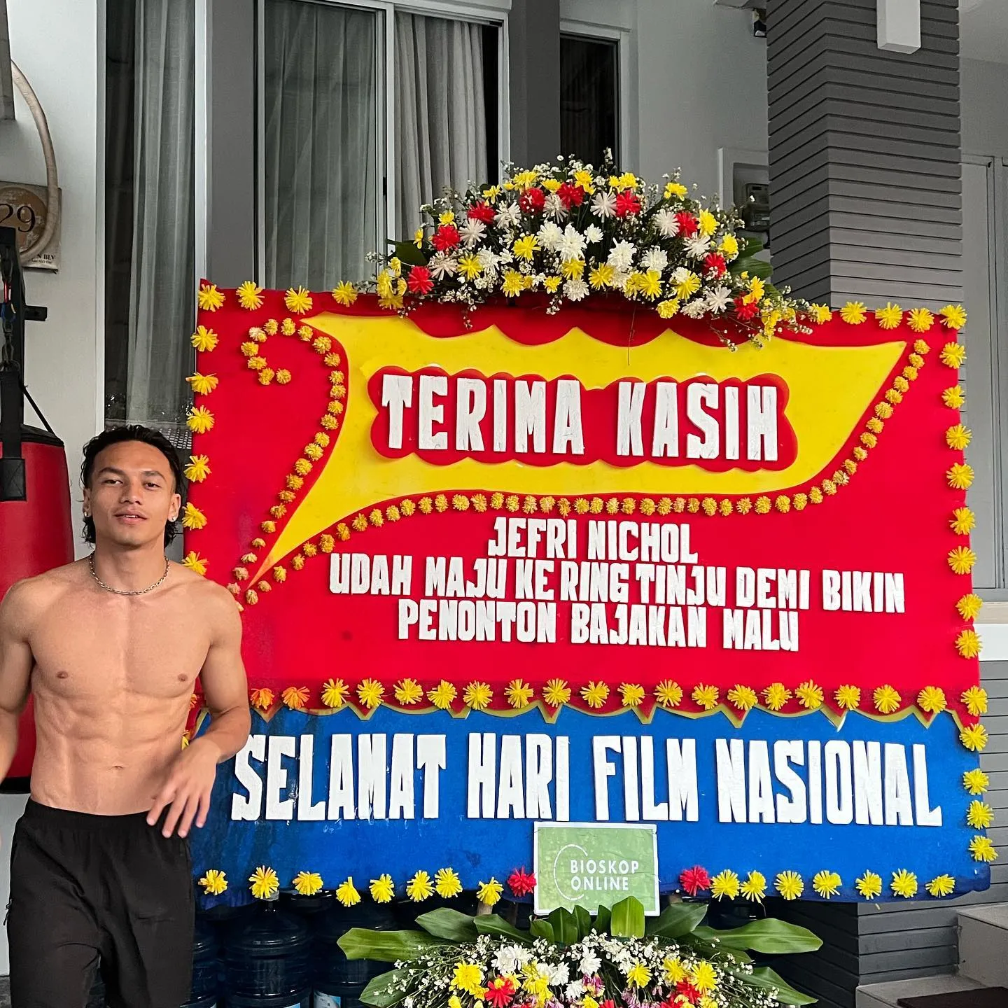 Pamer Perut Sixpack