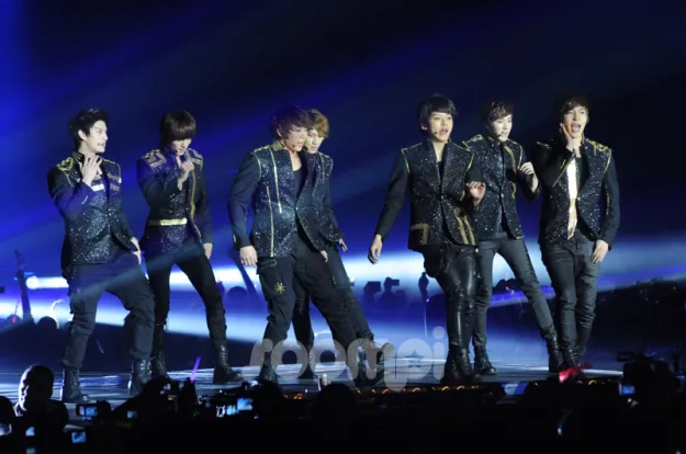 U-KISS saat tampil di Music Bank, Paris pada Agustus 2012 ©soompi.com