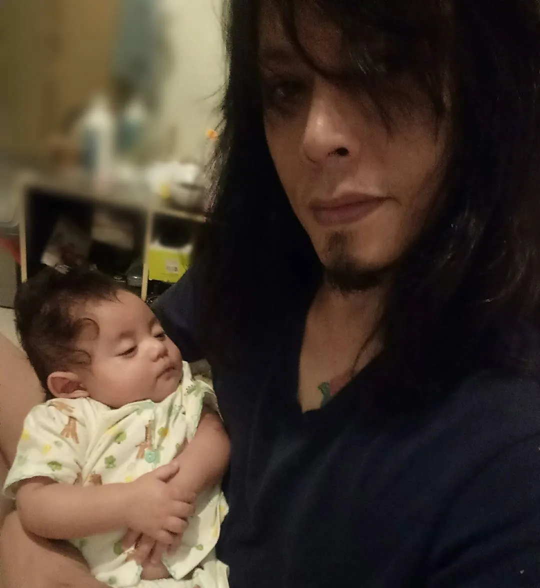 Baby Ashba mudah tidur ketika digendong sang kakek / Credit: @ovyrif