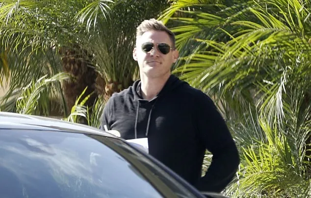 Trevor, mantan suami Meghan tersenyum ke arah paparazzi © dailymail.co.uk