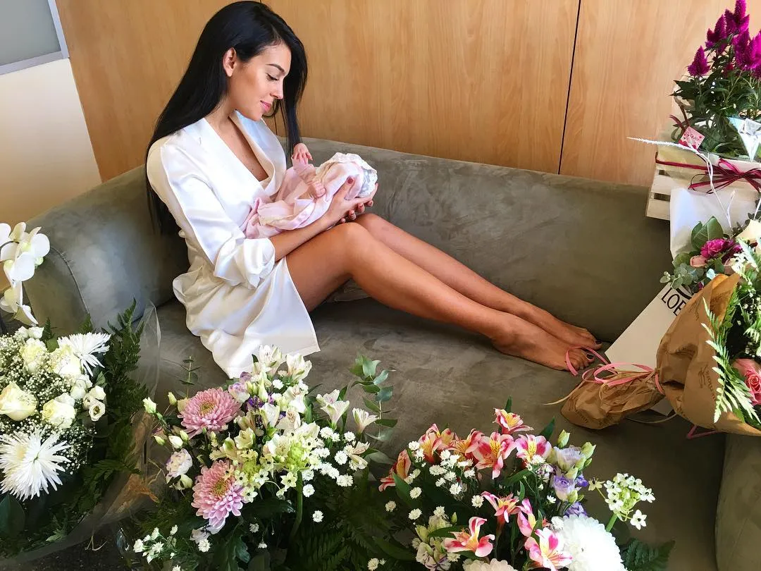 Georgina menunjukkan kaki jenjangnya © Instagram.com/georginagio
