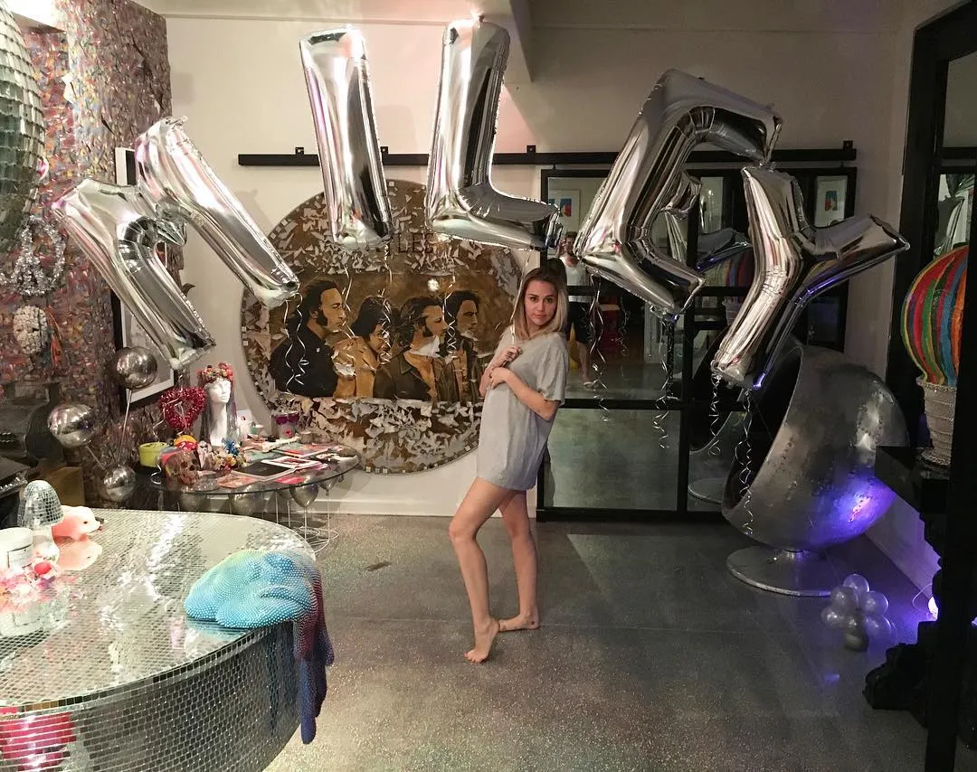 Miley Cyrus merayakan ulang tahunnya dengan orang-orang tercinta © instagram.com/mileycyrus