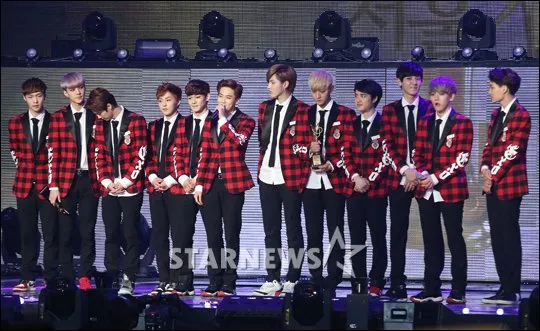 EXO saat menerima Daseang di 23rd Seoul Music Awards @soompi.com
