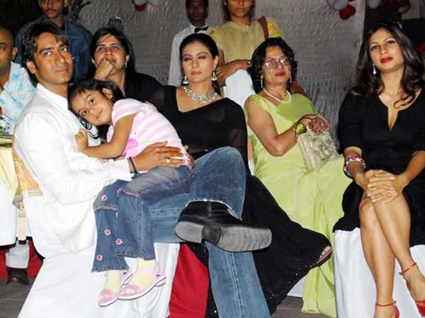 Kajol syuting, Ajay mendadak jadi ibu rumah tangga. ©filmibeat.com