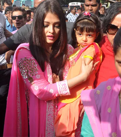 Aaradhya imut pakai sari orange. ©filmibeat