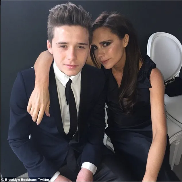 Brooklyn dan Victoria Beckham tampil kompak berbusana hitam. / Brooklyn Official Instagram