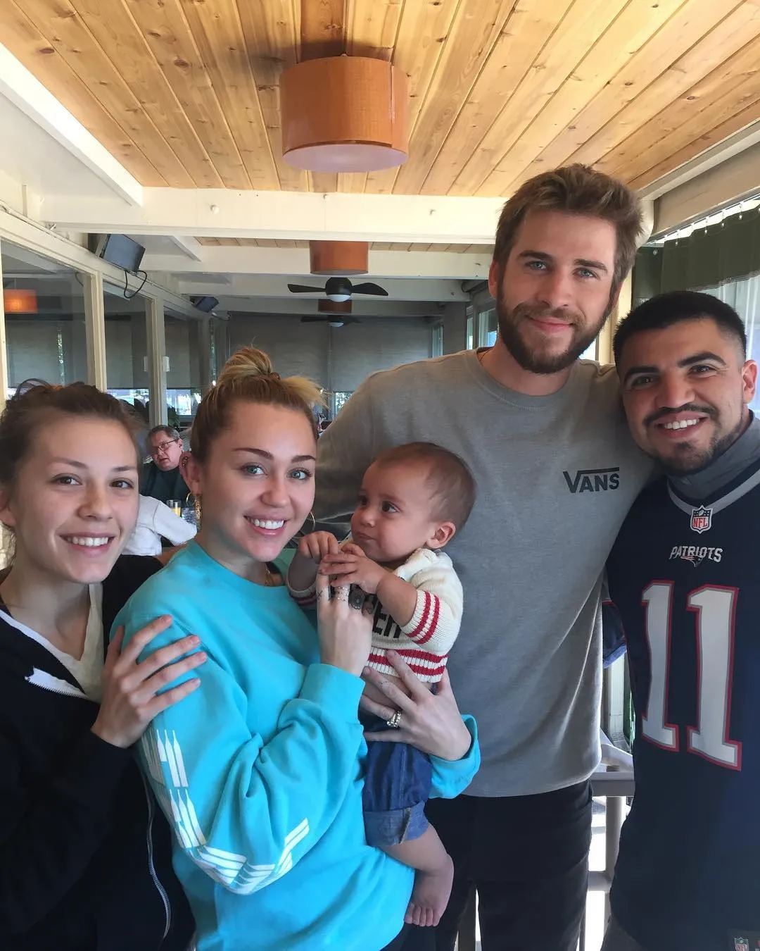 Miley & Liam habiskan waktu dengan Victor Ortiz. Credit: instagram.com/itsvortiz