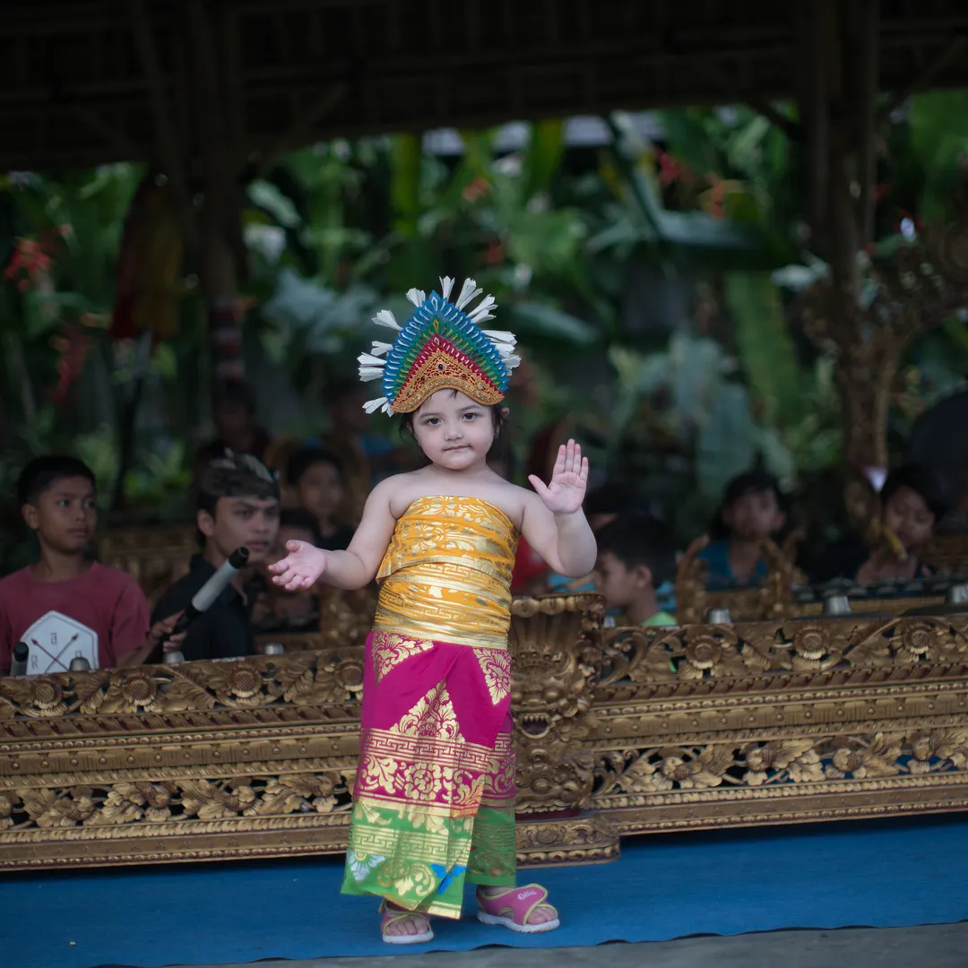Arsy jadi penari Bali, cute nggak? / Credit: @ananghijau