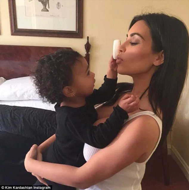 North West yang ikut merias ibunya/©instagram.com/kimkardashian