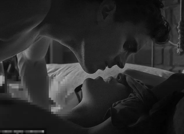 Adegan di mana Jamie meneteskan wine ke tubuh Dakota. Sensual!/©Sam Taylor Johnson - W Magazine