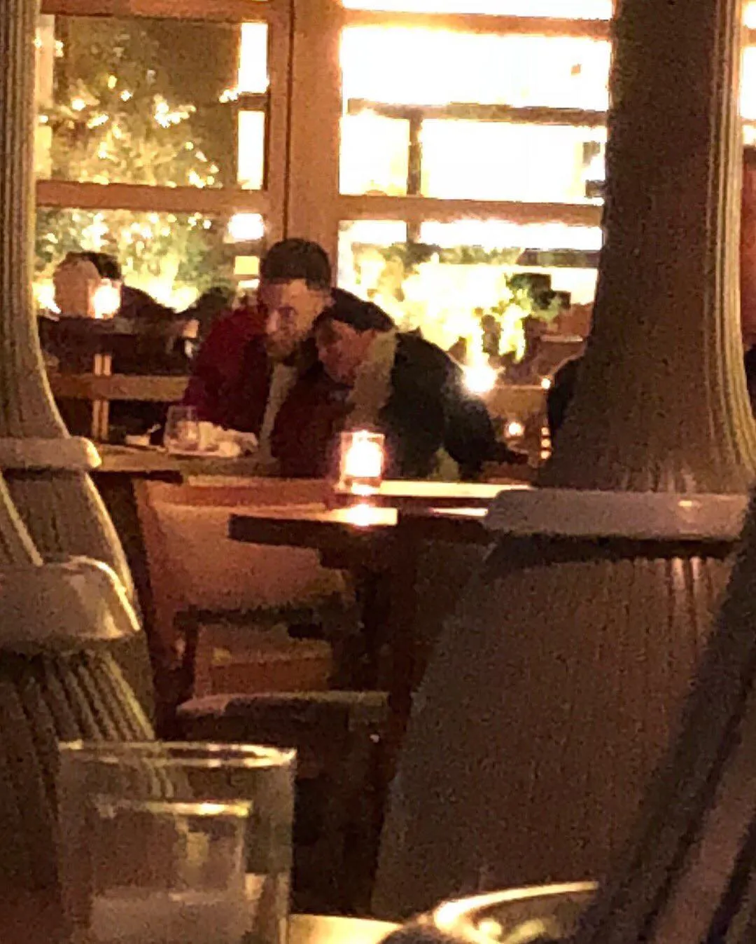 Kendall terlihat mesra saat berada di dalam restoran. Credit: Instagram.com