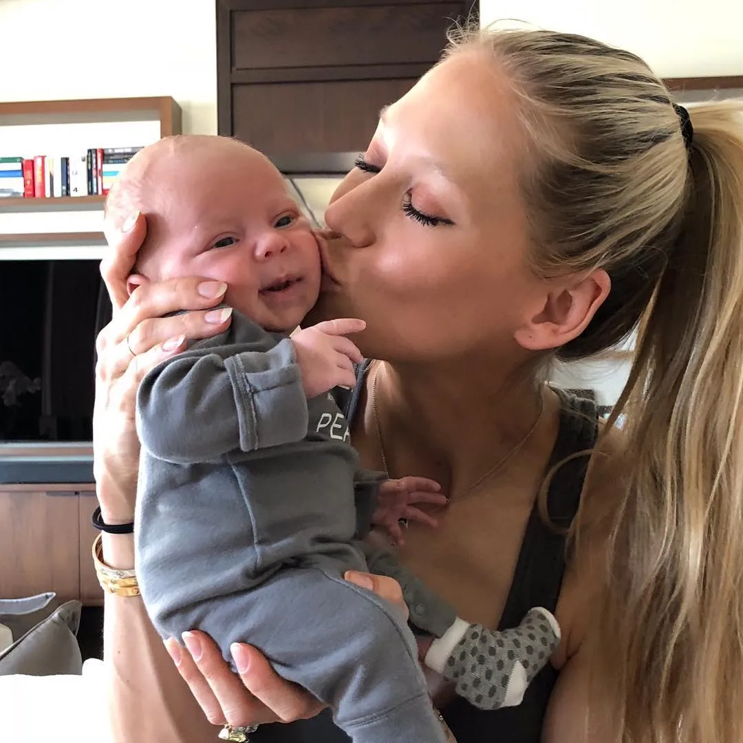 Anna juga melakukan hal yang sama dengan Enrique. Credit: Instagram.com/annakournikova