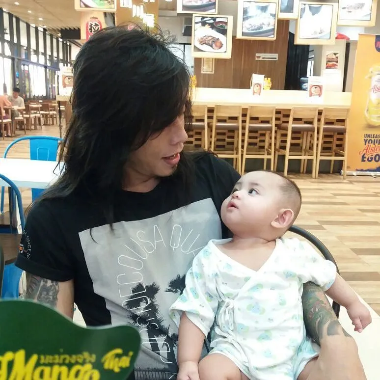 Yang bikin gemas bayinya apa aki-akinya nih gaes? / Credit: @ovyrif