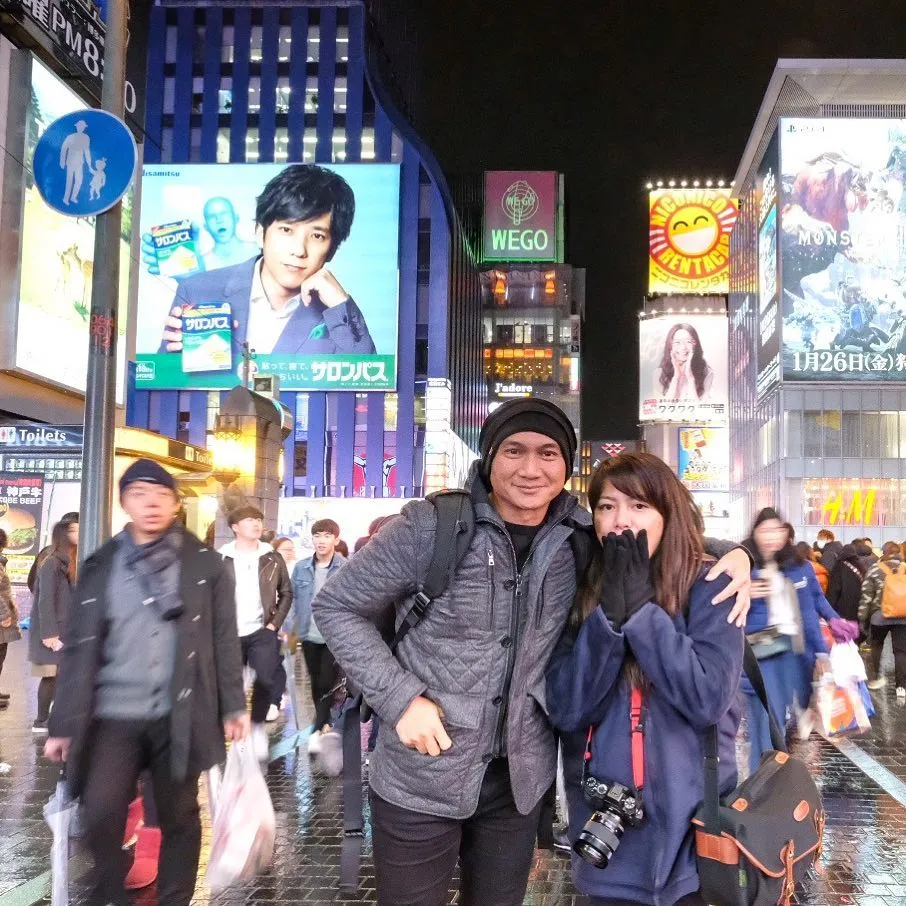 Meski cuaca dingin, Anji dan Wina tak mau berhenti eskplore tempat-tempat kece / Credit: @winatalia