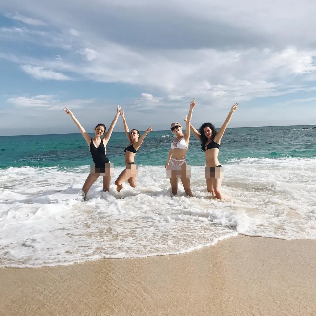 Selena Gomez bersenang-senang dengan temannya di pantai. Credit: Instagram