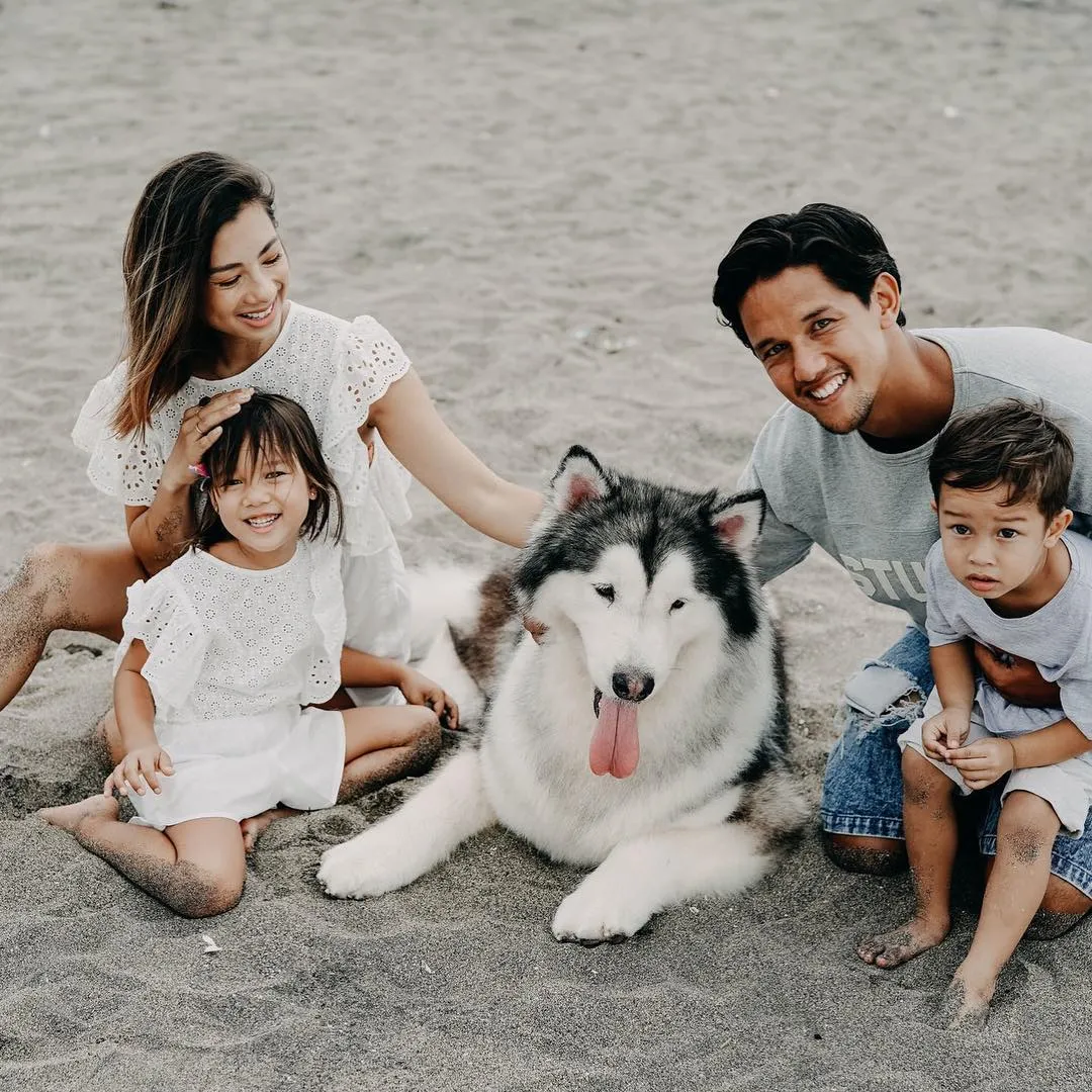 Potret kebersamaan keluarga Bachdim dan hewan peliharaannya (credit : instagram.com/jenniferbachdim)