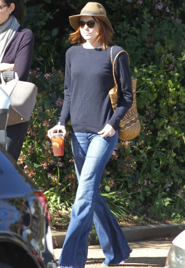 Emma Stone tertangkap kamera jalan sendirian ©dailymail.com