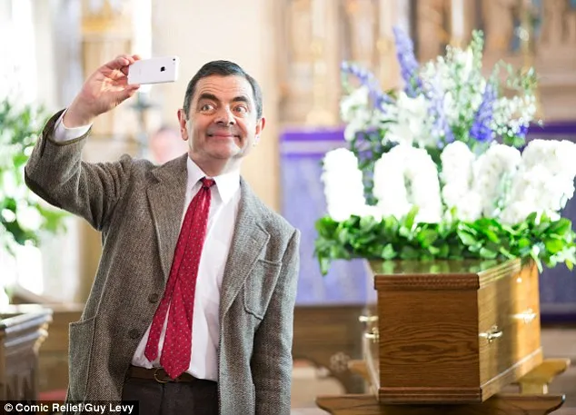 Mr. Bean selfi di depan peti mati/©comic relief/guy levy