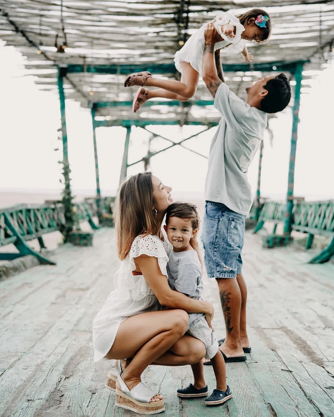 Ketika Irfan Bachdim menggangkat anak ke duanya (credit : instagram.com/jenniferbachdim)