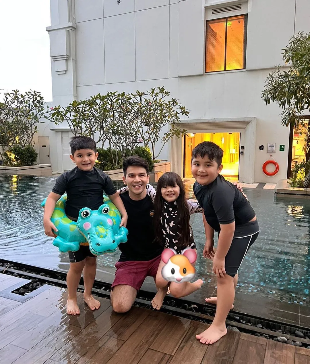 Jonathan Frizzy dan Ketiga Anaknya (Credit: Instagram/ijonkfrizzy)