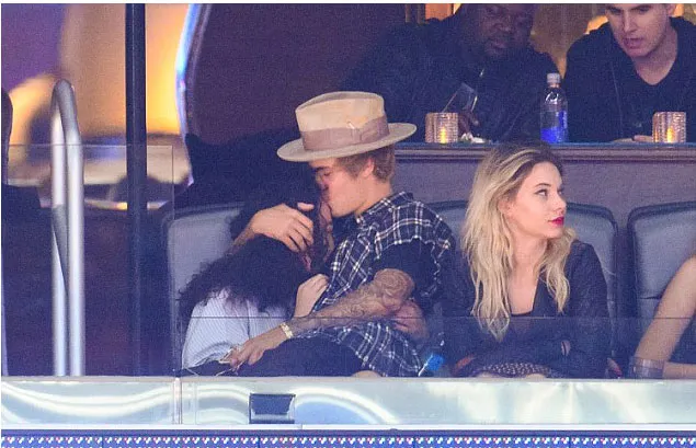 Justin Bieber mencium mesra seorang gadis © Dailymail.com