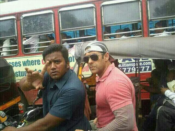 Tanpa helm, Salman Khan kabur naik 'ojek'. @filmibeat