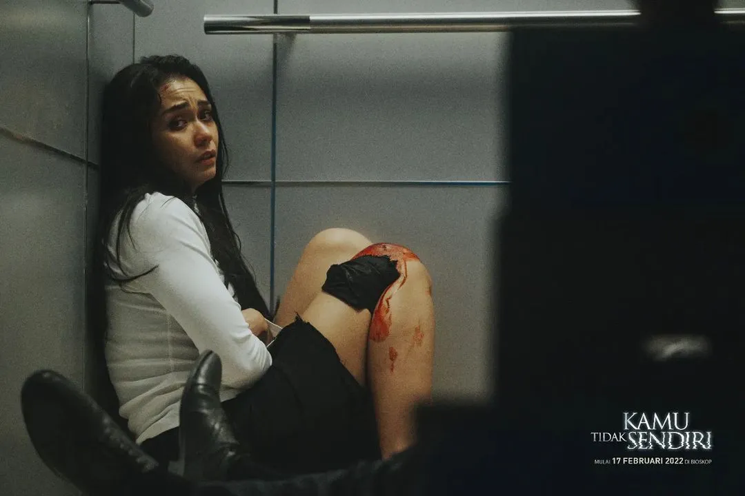 Adinia Wirasti dalam Film 'KAMU TIDAK SENDIRI' (Credit: instagram.com/kamutidaksendiri.movie/?igshid=YmMyMTA2M2Y%3D)