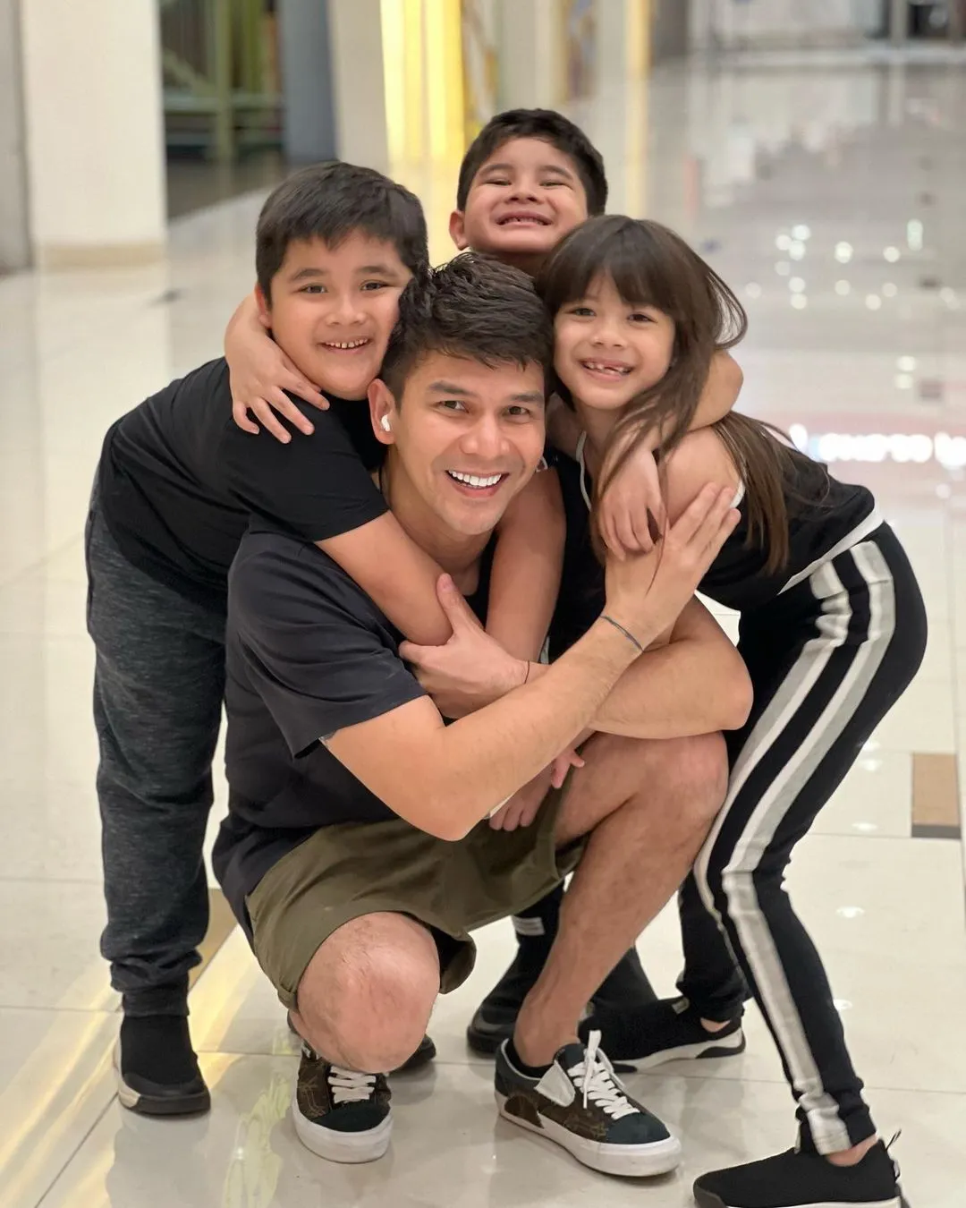 Jonathan Frizzy dan Ketiga Anaknya (Credit: Instagram/ijonkfrizzy)