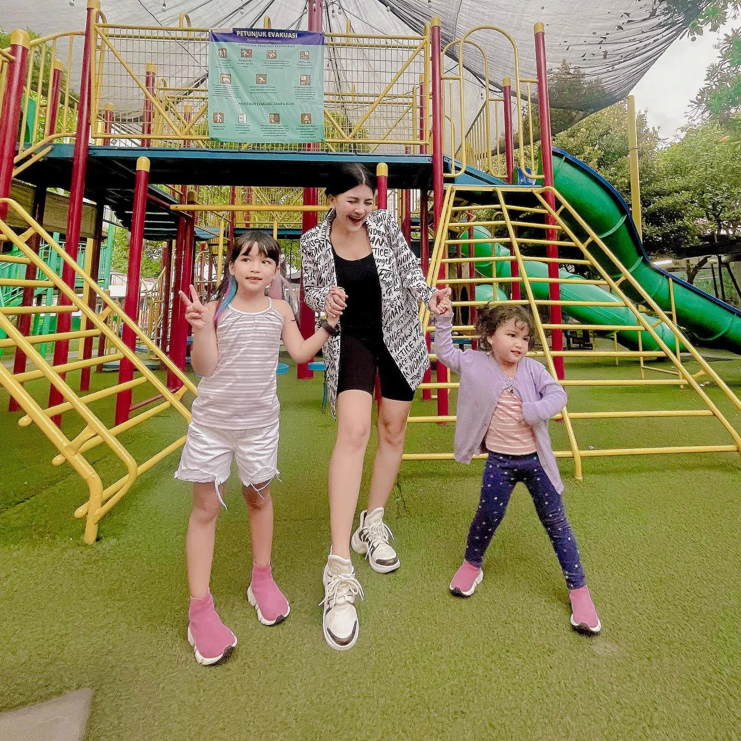 (credit: instagram.com/taniaputri1707)