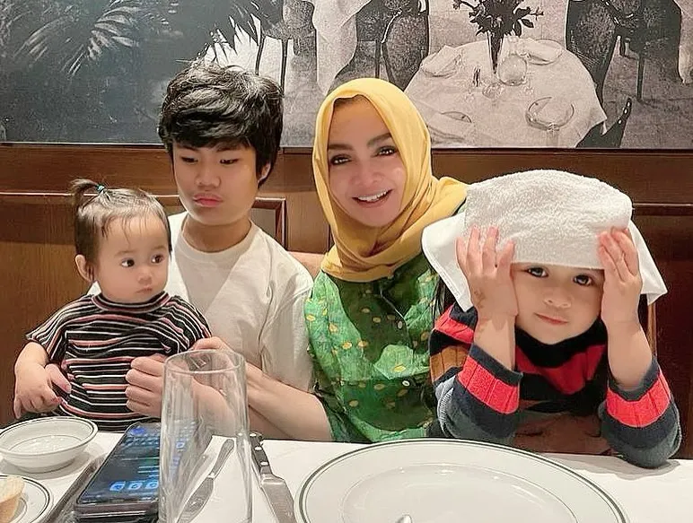 Kedekatan Gavrel dengan Keponakan (Credit: Instagram/rieta_amilia)