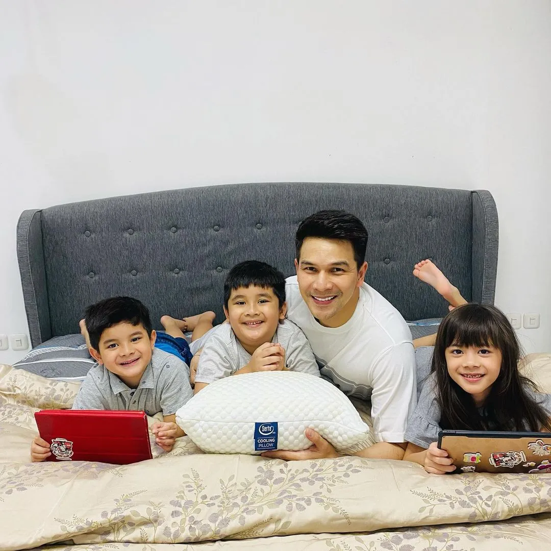 Jonathan Frizzy dan Ketiga Anaknya (Credit: Instagram/ijonkfrizzy)