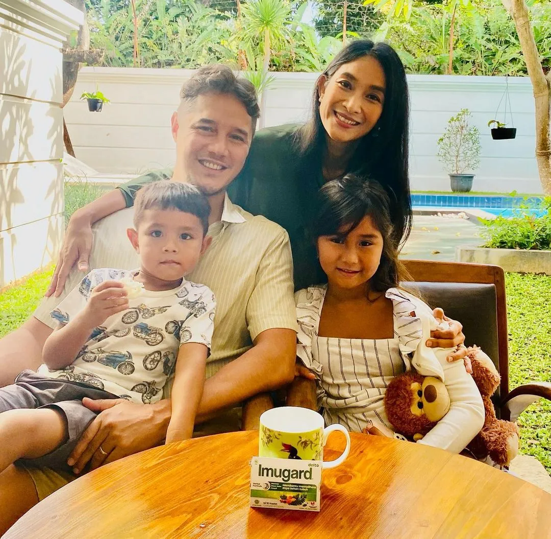 Keluarga Tjok Gus dan Happy Salma (Credit: Instagram/happysalma)