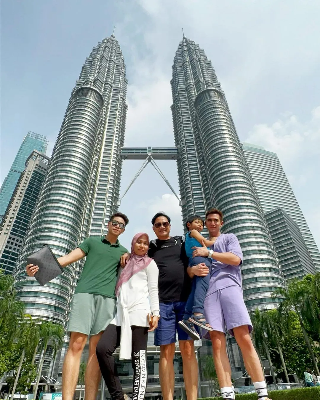 Potret Verrell Bramasta dan Athalla Naufal Bareng Istri Ivan Fadilla (Credit: Instagram/athallanaufal7)