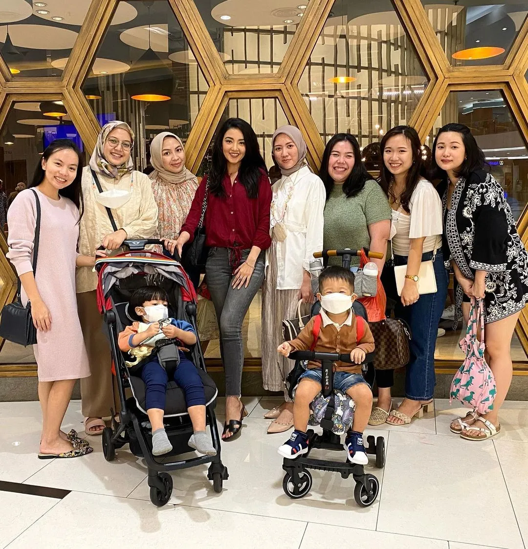 Tsania Marwa dan Teman-Teman Kulaih (Credit: Instagram/tsaniamarwa54)