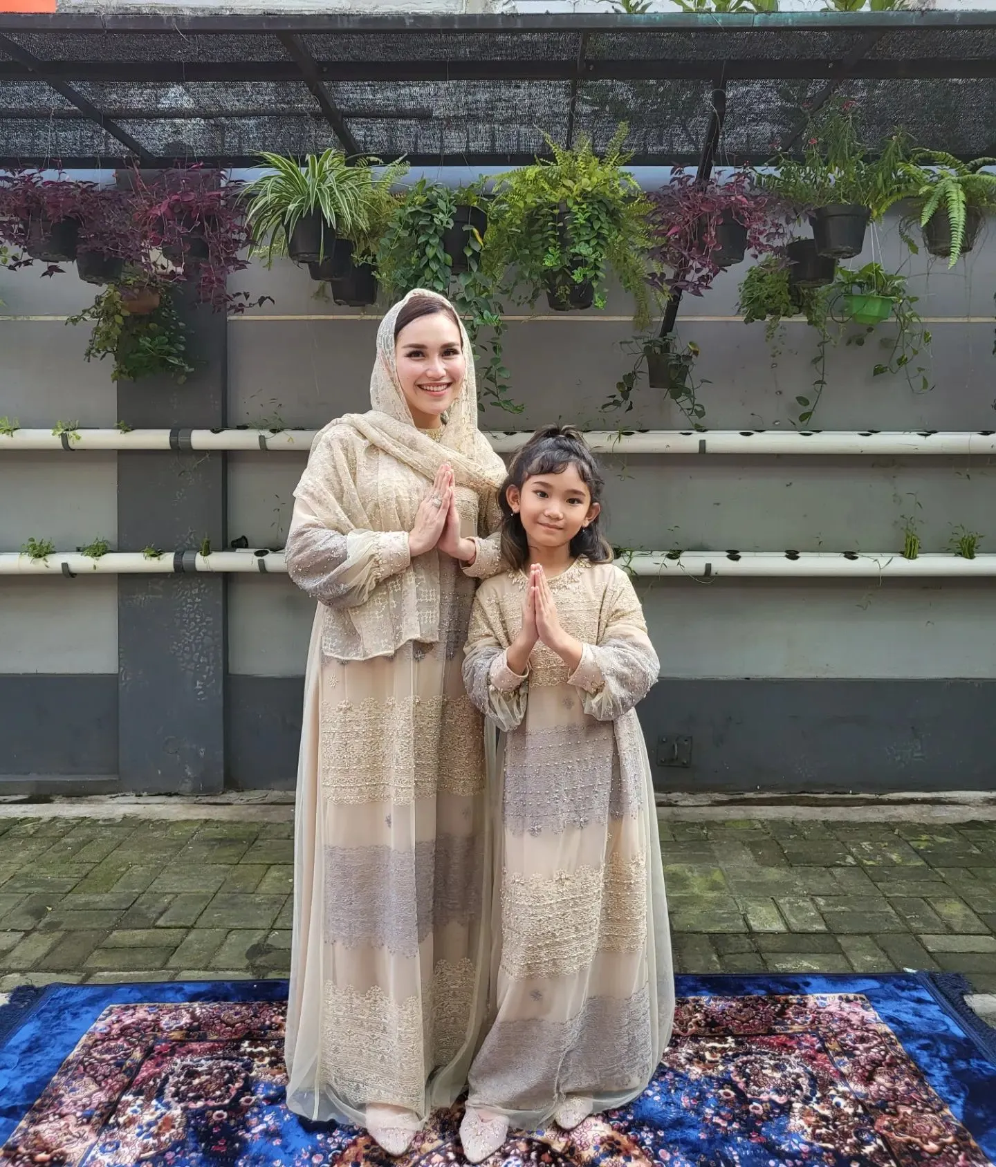 Cantik dengan Hijab