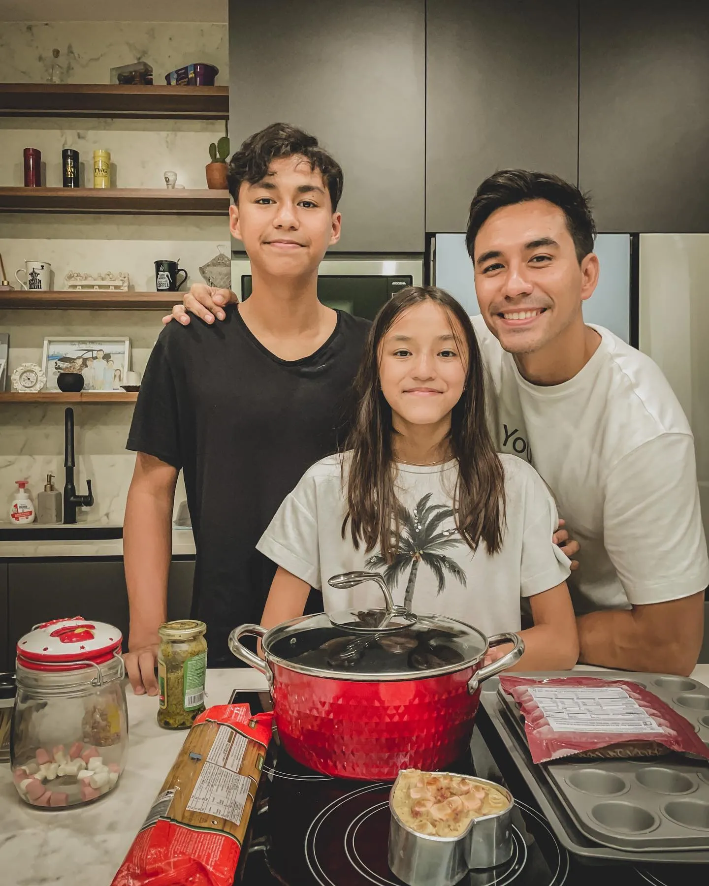 (credit: instagram.com/darius_sinathrya)