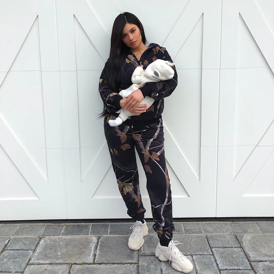 Foto full-body pertama Kylie setalah melahirkan, wajah Stormi masih menjadi misteri. © instagram.com/kyliejenner