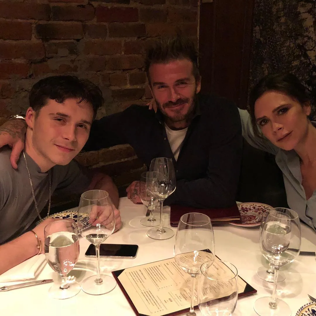 Makan malam sederhana keluarga super star. ©instagram.com/victoriabeckham