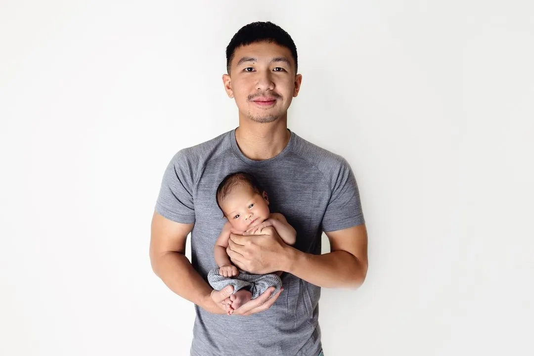Suami Nikita Willy Saat Momong Anak