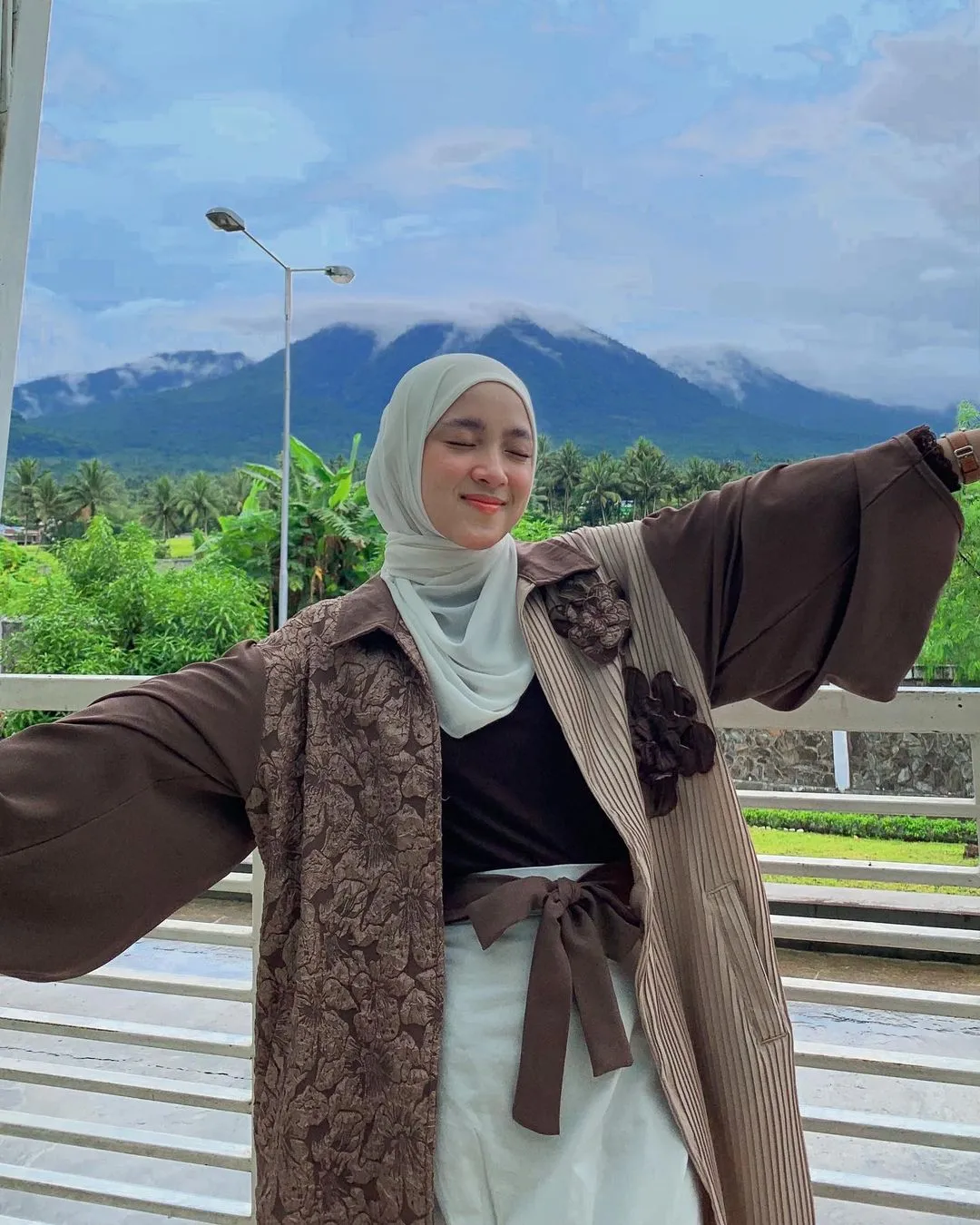 Kembali menjadi cewe bumi, kali ini Nissa memakai hijab berwarna putih krem yang dipadukan dengan rok yang senada.