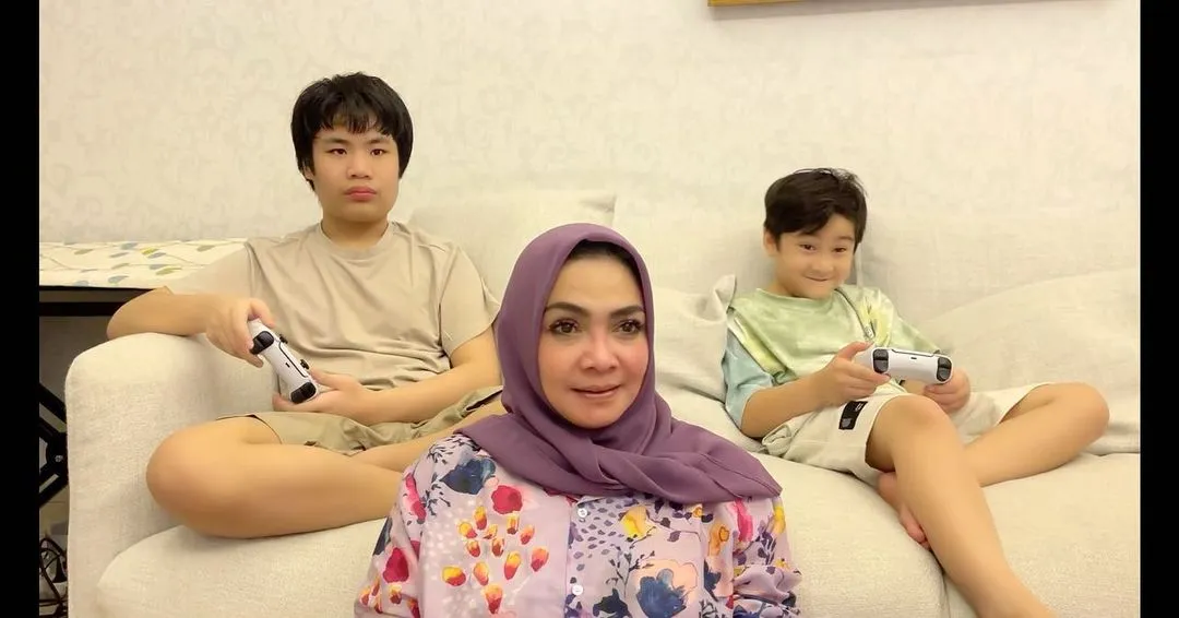 Potret Rieta Amilia Bareng Gavrel dan Rafathar (Credit: Instagram/rieta_amilia)