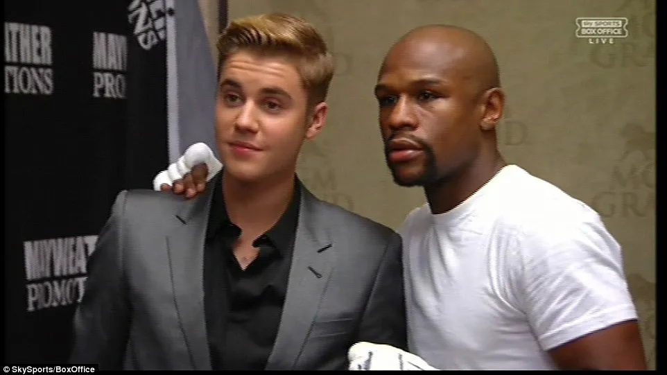 Bieber hadiri pertandingan Manny vs Flod. @skysports