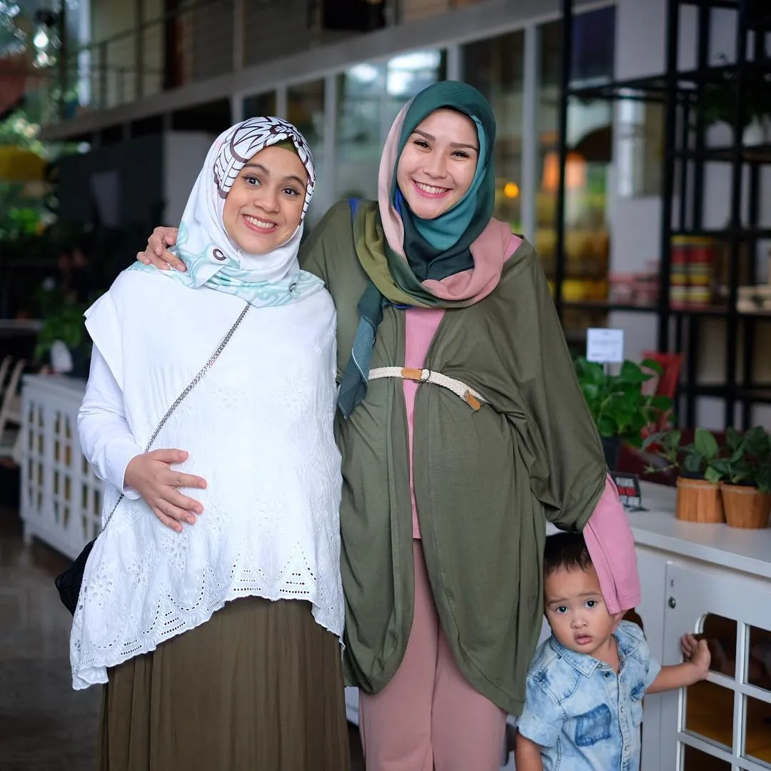 Zaskia merasa seperti sedang hamil berjamaah / Credit: Instagram - zaskiadyamecca