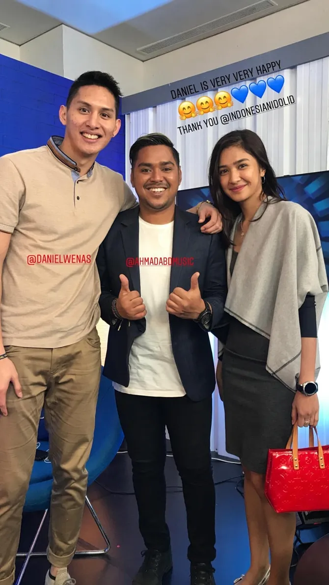 Mikha dan Daniel semalam beruntung dapat berfoto dengan Abdul jagoan mereka. © instagram.com/miktambayong/