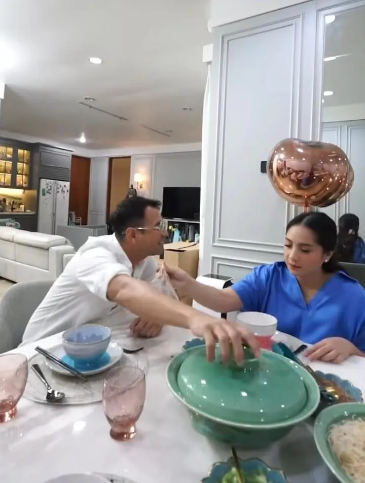 Menyiapkan Sahur Berdua  / Credit Foto: instagram.com/raffinagita1717