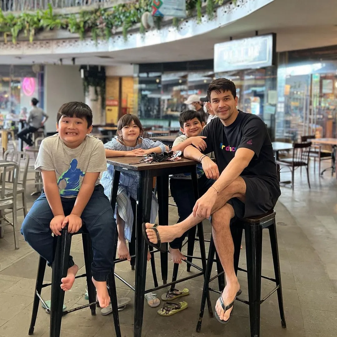 Jonathan Frizzy dan Ketiga Anaknya (Credit: Instagram/ijonkfrizzy)