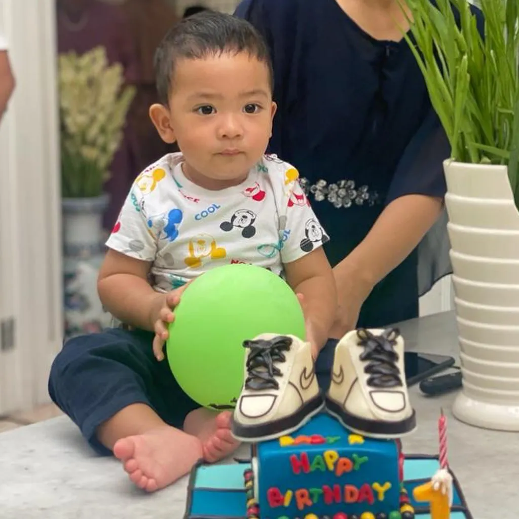 (credit: instagram.com/tatajaneetaofficial)