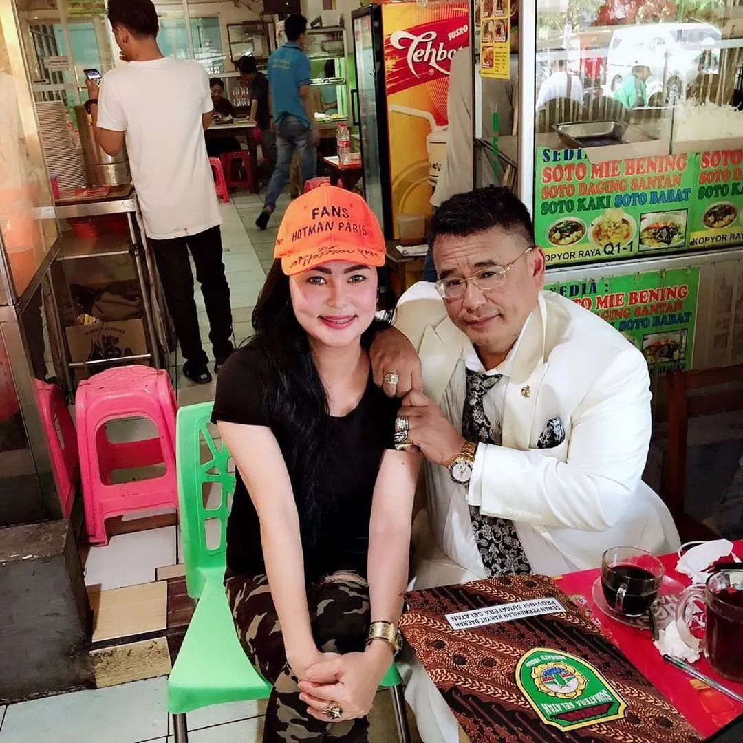 Ada yang pengen beli topinya? :) / Credit: Instagram - hotmanparisofficial